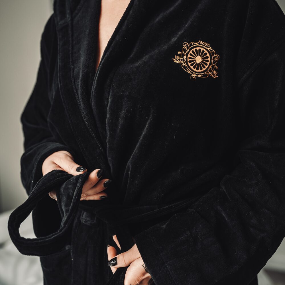 Proud.Traveler Bathrobe | Black - Afbeelding 5